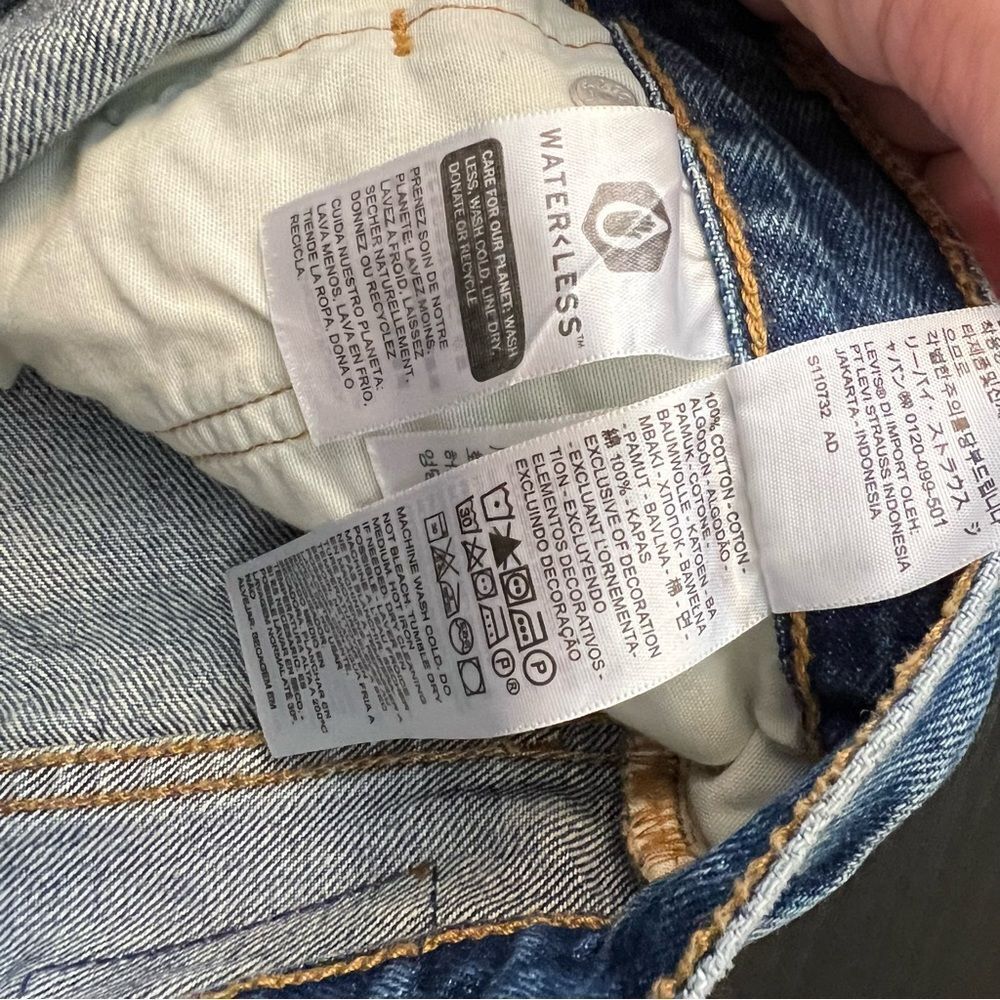 ✨ Levi’s Women’s 501 Distressed Shorts 27 - Picture 8 of 12